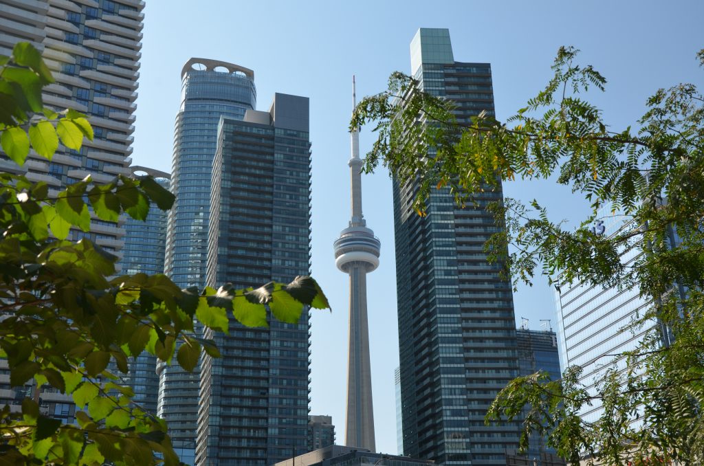 CN Tower на фоне небоскребов Торонто