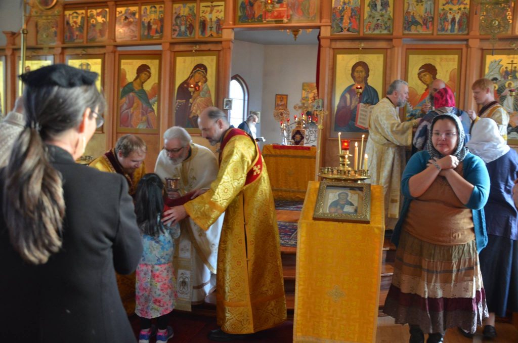 Многие алеуты исповедуют православие и ходят в храм 