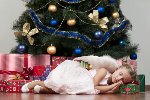 девочка спит под елкой