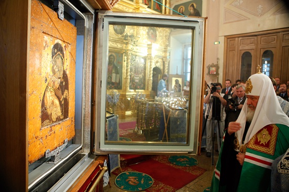 Святейший Патриарх Всея Руси Кирилл молится у иконы Владимирской Божией Матери