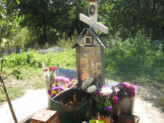 Могилка матушки на лесном кладбище