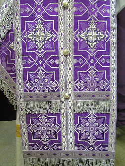 Облачение иерейское парча, фиолетовое с серебром, с вышитым бархатным оплечьем.