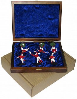 Набор миниатюр в деревянной шкатулке "ФУТБОЛ" 6 фигур (красно-белая форма)