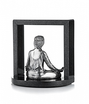 Скульптура «Медитирующая девушка»
