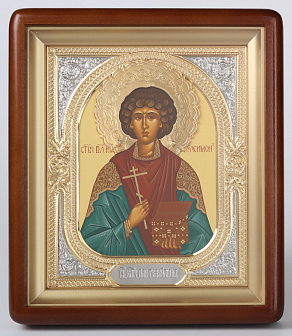 Икона в киоте 18х24 фигурный, темпера, венчик, риза-рамка объемная, открытая, золочение Пантелеимон