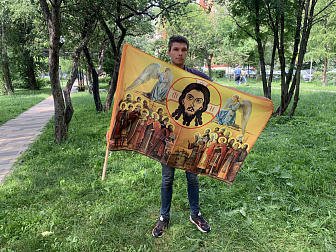 Флаг 031 Нерукотворный Спас с предстоящими, 90х135 см, материал сетка для улицы 90х135 см