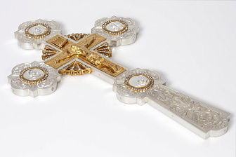 Крест напрестольный литьевые лики, распятие, лучи, гравировка / золочение / серебро (УИН)