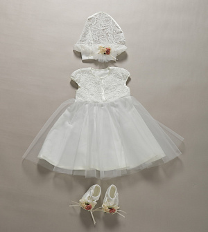 Набор подарочный для девочки к крестинам(косынка,платье,пинетки)