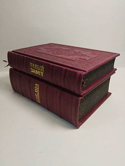Подарочный набор книг в кожаном переплете: Библия 03.10 и Новый Завет 07.01 бордовый