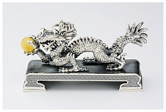 Китайский дракон с янтарем