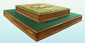 Подиум-кафедра 2-х ярусная с 6-ю ручками и орлецом Подиум-кафедра 2-х ярусная с 6-ю ручками и орлецом