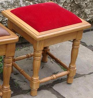 Пуфик с бархатом.