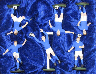 Набор миниатюр в деревянной шкатулке "ФУТБОЛ" 6 фигур (сине-белая форма)