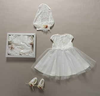 Набор подарочный для девочки к крестинам(косынка,платье,пинетки)