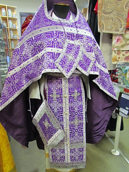 Облачение иерейское парча, фиолетовое с серебром, с вышитым бархатным оплечьем.