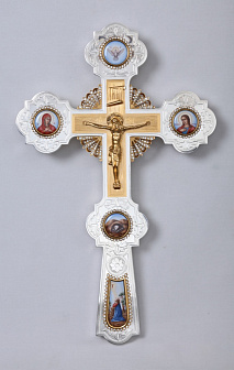 Крест напрестольный 5-финифтей, распятие, лучи, гравировка / золочение / серебро (УИН)