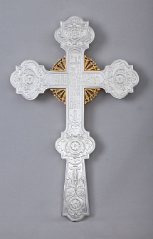 Крест напрестольный 5-финифтей, распятие, лучи, гравировка / золочение / серебро (УИН)